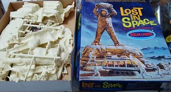 LOST IN SPACE: ROBINSON FAMILY WITH ONE- - MODEL KIT-POLAR LIGHTS-#5032